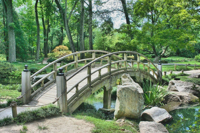 Uitzicht op een brug in een tuin