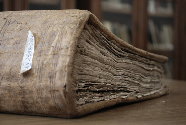 Een stoffig bibliotheekboek