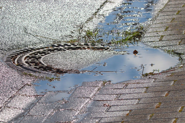 Natte afvoer op een straat