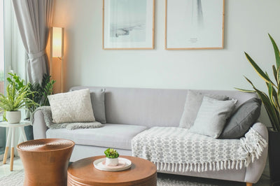 Woonkamer met bank en gordijnen
