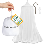 Eén hand houdt de verpakkingszak van het Silberkraft-klamboe vast. Op de achtergrond zie je het gespannen net, een plug en een muurhaak.