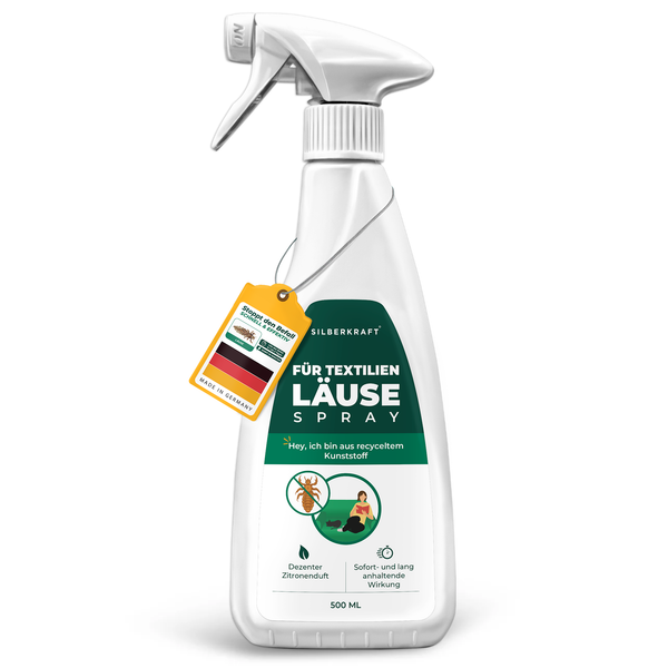 Silberkraft luizenspray voor textiel in spuitfles van 500 ml. Wit en groen etiket met het opschrift 'Voor textielluizenspray' en de opmerking 'Hé, ik ben gemaakt van gerecycled plastic'. Symbolen voor citroengeur en langdurige werking. Geel trailerlabel met Duitse vlag en tekst 'Made in Germany - Stopt de plaag snel en effectief