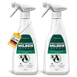 Doppelpack Silberkraft Hase/Kaninchen Milben Spray – Zwei 500-ml-Sprühflaschen zur Milbenabwehr bei Kaninchen und Kleintieren. Weißes Flaschendesign mit grünem Etikett, enthält dezenten Zitronenduft und bietet sofortige sowie langanhaltende Wirkung. Eine Flasche mit Anhänger, der auf 'Made in Germany' und effektive Milbenbekämpfung hinweist.
