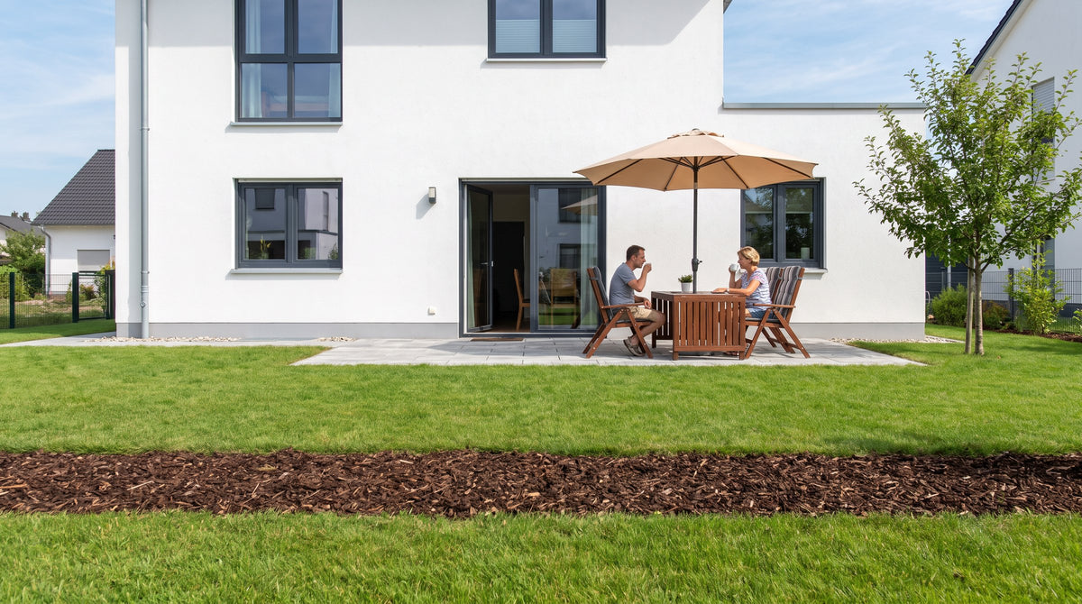 Tuin zonder haag (Zomer) met vrij zicht op het terras van de buren – AI-visualisatie