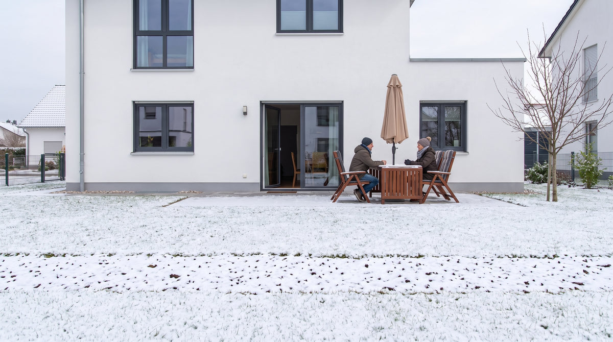 Tuin zonder haag (Winter) met vrij zicht op het terras van de buren – AI-visualisatie